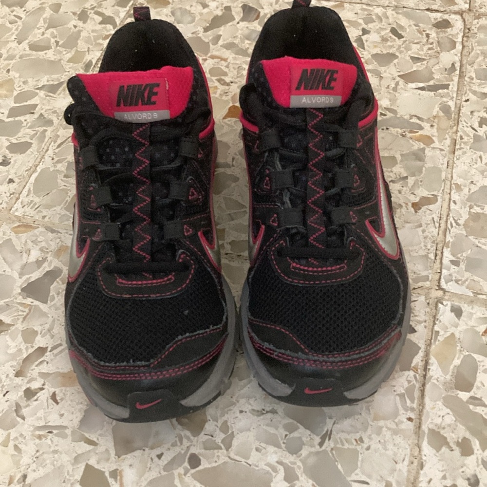 Women’s Nike size 9 - Picture 3 of 8
